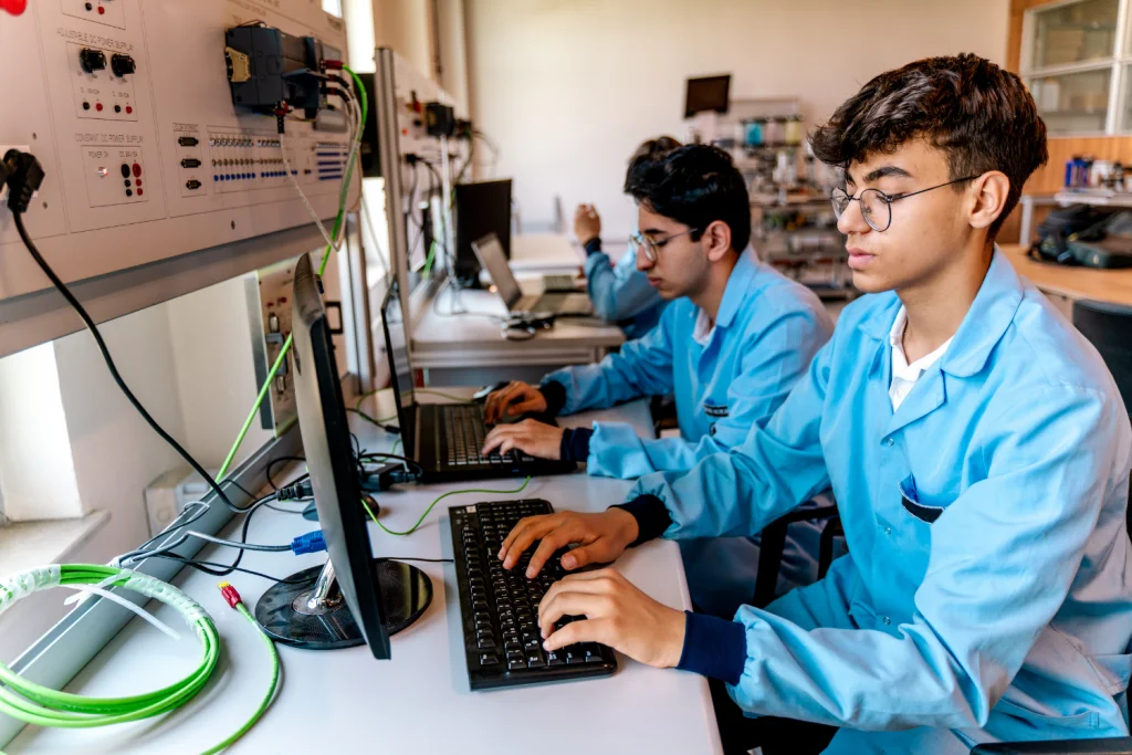 Ejemplos de centros con itinerarios formativos tecnológicos